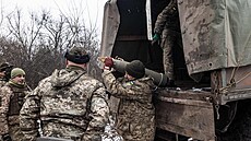 Ukrajin�tí vojáci p�iná�ejí d�lost�eleckou munici na pozici nedaleko Bachmutu v...