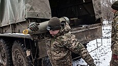 Ukrajinští vojáci přinášejí dělostřeleckou munici na pozici nedaleko Bachmutu v...