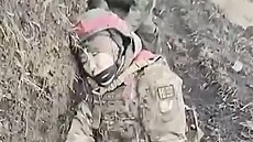 Snímek z boji�t� na Ukrajin�, na kterém je podle ukrajinské armády zabitá ruské...