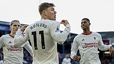 Dánský úto�ník Rasmus Höjlund oslavuje gól proti Lutonu.