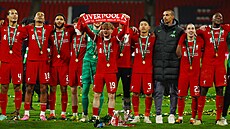 Liverpool�tí fotbalisté oslavují vít�zství v anglickém Ligovém poháru.