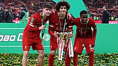Liverpooltí mladíci oslavují vítzství v anglickém Ligovém poháru.
