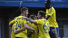 Fotbalisté Zlína slaví trefu Tomá�e Schán�lce do sít� Liberce.