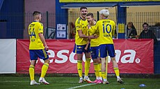 Tomáš Schánělec ze Zlína (druhý zprava) slaví gól Liberci ve čtvrtfinále...