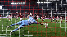 Adam Karabec ze Sparty promuje penaltu v pohárovém tvrtfinále proti Slavii.