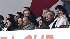 Vedení Slavie v ló�i. Mezi sedícími zprava p�edseda dozor�í rady a majitel...
