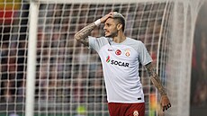 Mauro Icardi se chytá za hlavu po neprom�n�né �anci Galatasaraye proti Spart�.