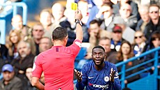 Fikayo Tomori z Chelsea (v modrém) dostal od rozhodího lutou kartu.