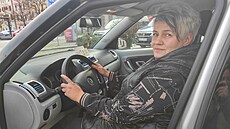 Radka Fialová spojila radost z �ízení auta s pé�í o klienty, které p�epravuje....