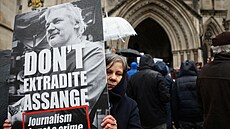 Podporovatelé Juliana Assange před budovou soudu v Londýně (21. února 2024)