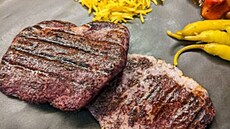 Invence firmy Cocuus nese známky provokace, ale jejich slanina je ji naprosto seriózním produktem, i kdy  leze z 3D tiskárny. Prodaly se jí ji desetitisíce kus.
