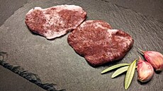 Invence firmy Cocuus nese známky provokace, ale jejich slanina je ji� naprosto seriózním produktem, i kdy�  leze z 3D tiskárny. Prodaly se jí ji� desetitisíce kus�.