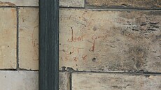 Sebeprezentaní nápis na oprném pilíi obsahující text Hic loco aderat...
