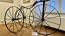 Exponát (tricykl) na výstav v Oblastním muzeu v Lounech
