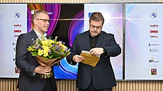 Hejtman Ústeckého kraje Jan Schiller (vpravo) pi vyhlaování EY Podnikatel...