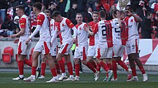 Fotbalisté Slavie se radují z gólu Mojmíra Chytila (druhý zleva).