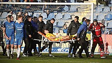 Zraněný liberecký gólman Hugo Jan Bačkovský je odnášen ze hřiště v utkání proti...