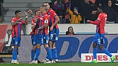 Plzeňský útočník Tomáš Chorý si kryje míč v souboji s Martinem Cedidlou ze...