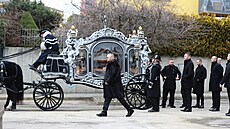 Jan Koka doprovází smutení koár s ostatky své matky Olgy Kokové. (23. února...