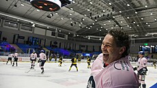 Kladenský úto�ník Jaromír Jágr na rozbruslení ve speciálním charitativním dresu