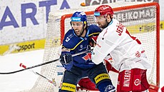 Bud�jovický úto�ník Brant Harris (vlevo) svádí p�edbrankový souboj s t�ineckým...