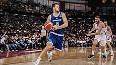 Martin Peterka najídí na ecký ko v kvalifikaci o EuroBasket 2025.