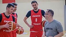 �e�tí basketbalisté (zleva) Ond�ej Sehnal, Jaromír Boha�ík a Tomá� Satoranský...