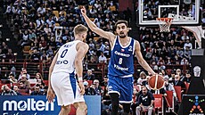 Tomáš Satoranský vede míč v kvalifikačním utkání o EuroBasket 2025 proti Řecku.