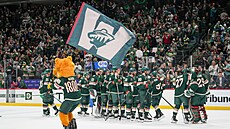 Hokejisté Minnesoty slaví vítzství 10:7 nad Vancouverem.