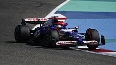 Daniel Ricciardo na trati v Bahrajnu.