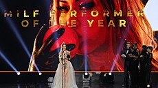 Pornohereka Cherie DeVille pebírá cenu MILF Performer of the Year bhem...