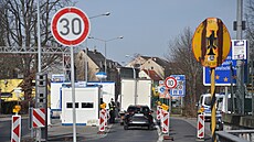 idii musí nejprve zpomalit na 30 km/h a následn na 10 km/h.