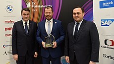 �Co se tý�e na�ich zam�stnanc�, tak jsou to fyzici a chemici. Ale nelze to zú�it pouze na n�,� upozor�uje �editel Cryturu Jind�ich Hou�vi�ka.