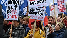 Protestní mítink asi dvou tisícovek odborá�� ostravské huti Liberty p�ed hlavní...