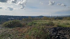 Halda s prohoívající hluinou, uhlím a kaly v Hemanicích na okraji Ostravy....