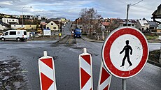 Hned první den uzavírky za�alo frézování asfaltu v míst� budoucího kruhového...