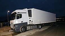 Opilý �idi� kamionu kli�koval v noci s neosv�tlenou soupravou po dálnici D5 u...