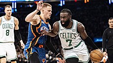 Bostonský Jaylen Brown brán�ný Dontem DiVincenzem z New Yorku.