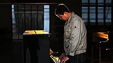 �ang Jung-�ching se v�nuje posledním detail�m ve výrobn� klavír� v Jing-kchou....