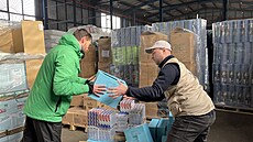 P�íprava humanitární pomoci ve skladu