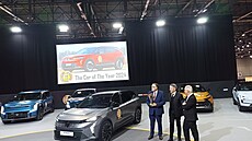 Zástupci Renaultu s trofejí pro vítězný Scenic.
