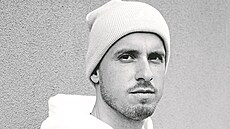 Joná Motyka pomáhá dtem.