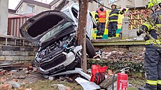Seniorova jízda autem skon�ila ve strom� na sousední zahrad�.