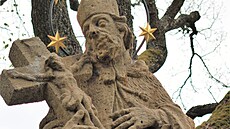 Také památkov� chrán�ná socha svatého Jana Nepomuckého musela projít...