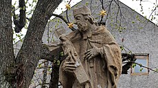 Také památkov chránná socha svatého Jana Nepomuckého musela projít...