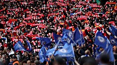Fanouci Liverpool a Chelsea ve Wembley pi finále Ligového poháru.