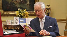 Král Karel III. dostává denn výbr z tisíc pání, které chodí do...