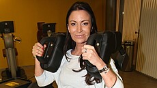 Gabriela Partyová cvií na strojích spojených s aplikací, která jí pomáhá...