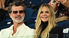 Elle Macphersonová s p�ítelem Doylem Bramhallem na Australian Open (leden 2024)