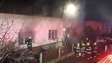 Po nočním požáru domu ve Veselí nad Moravou na Hodonínsku našli hasiči mrtvého...